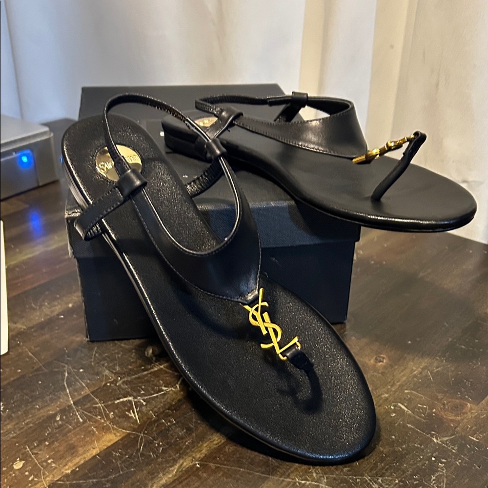 Yves Saint Laurent Women’s Cassandra Black Leather Sandals